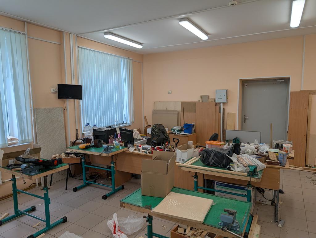DistuRus's tweet photo. Сегодня с пацанами вынесли несколько шкафов. Ждём, когда мусорку будет свободна, чтобы выкинуть всю хрень. https://t.co/8rqegNoHTP