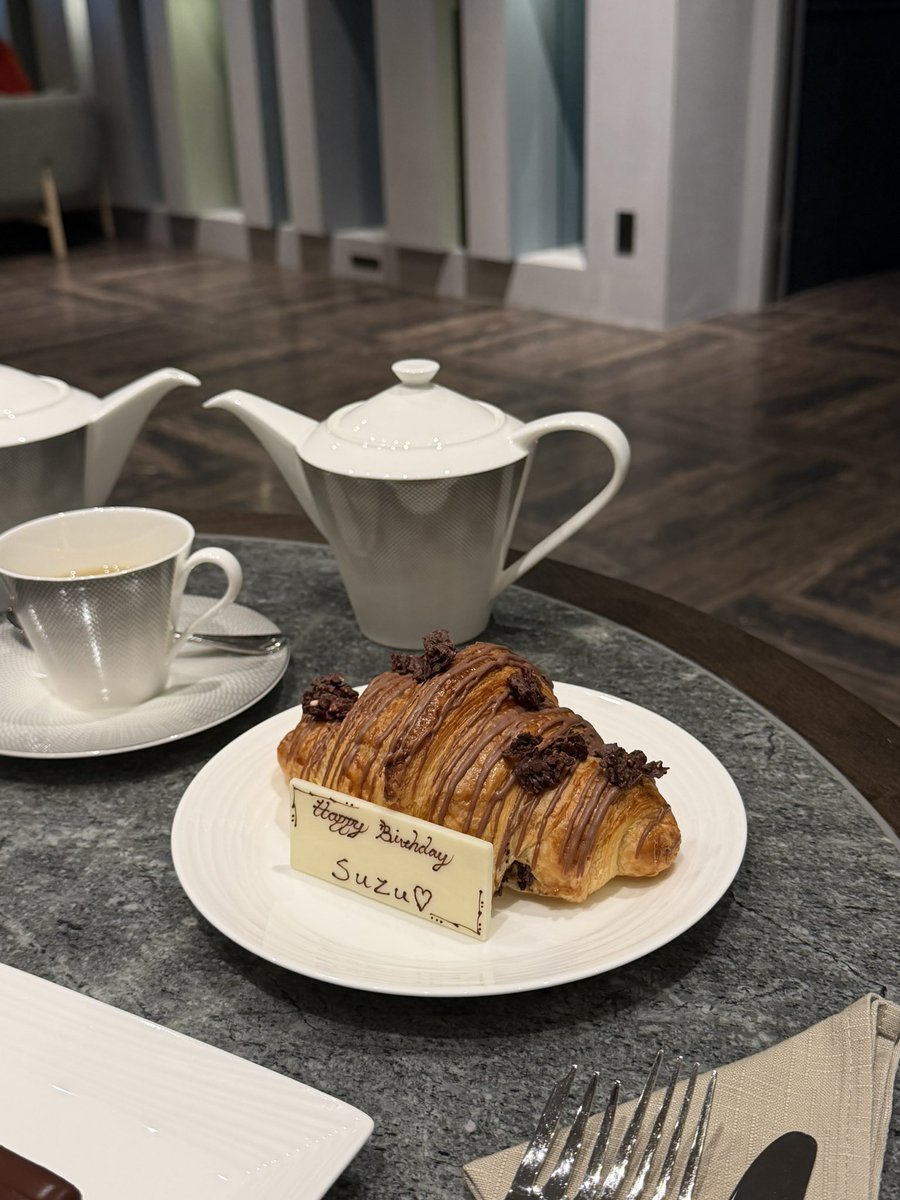 ______babymoon's tweet photo. 高輪ゲートウェイにあるJWマリオットのラウンジが、ケーキセット2000円台で紅茶もポットで2杯分楽しめて、落ち着いた空間でゆったりできて良かった🫖アリアっていうチョコケーキが滑らかで濃厚だけど重たすぎなくてオススメ🍫🤍プレートも注文時にお願いしてプラス500円で付けてもらった💌 https://t.co/z7nYpCF5Q0