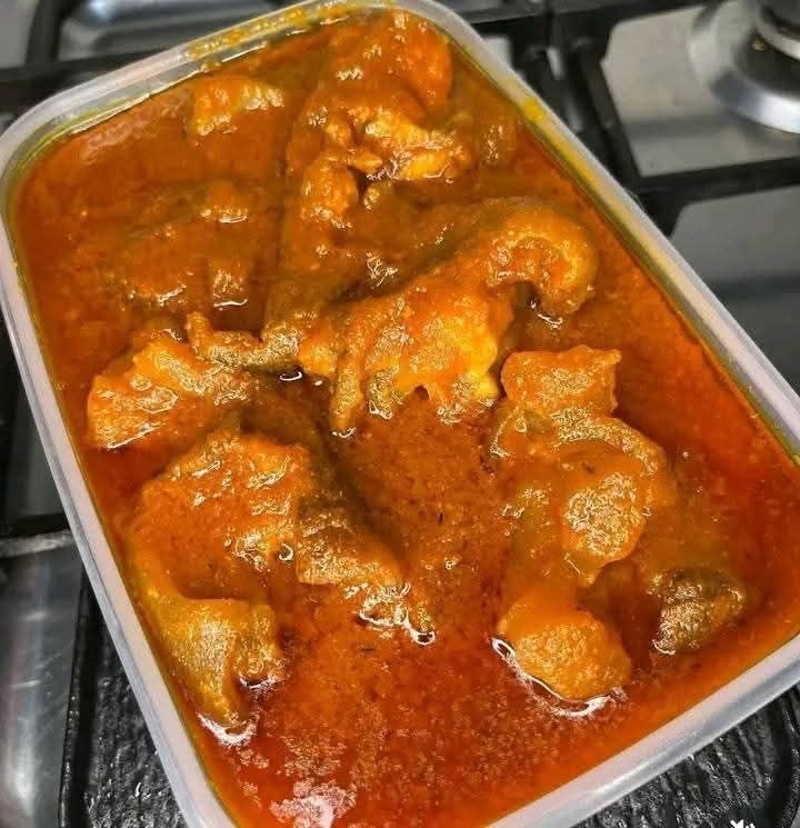 SauceKiki's tweet photo. Palm oil stew.     Or.       Normal stew https://t.co/d161MVYgHi