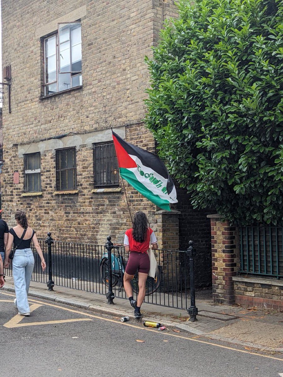 leylahamed's tweet photo. @elninoamir This is what the media won’t show you though! There was plenty of solidarity for Palestine at Arsenal’s parade https://t.co/QQbahyxDn6