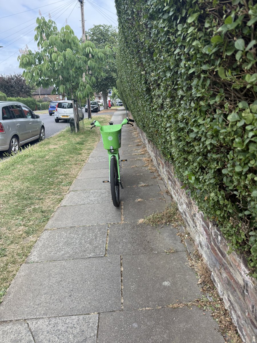 MarkBerelowitz's tweet photo. @_LimeAID perfectly parked to cause maximum risk to pedestrians Deansway London N2 https://t.co/RYHL5kfctP