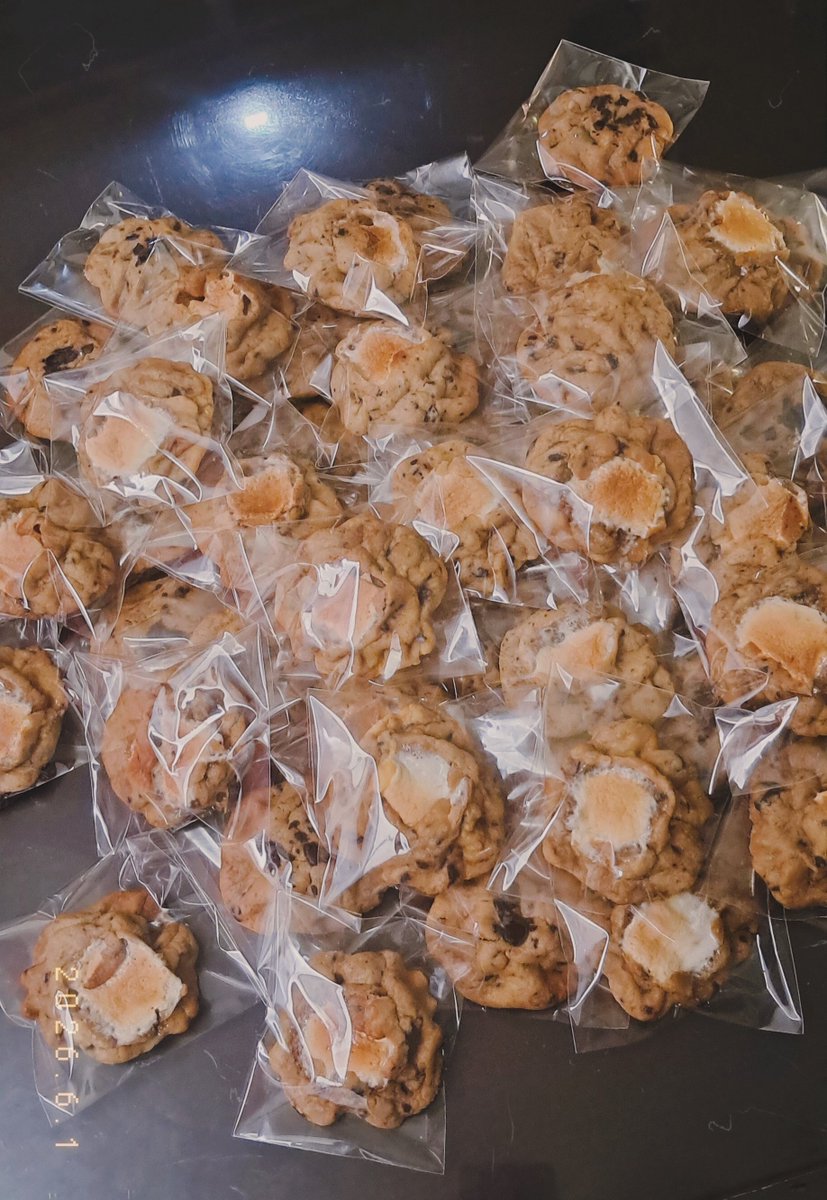 angeeelyyyyy's tweet photo. @Doughly Danusa Order's | 50 pcs of Soft Cookies | Orderan Danusan Universitas Gunadarma👀🍪

#zonauang  #danusan #reseller https://t.co/ihlKz6CWQK