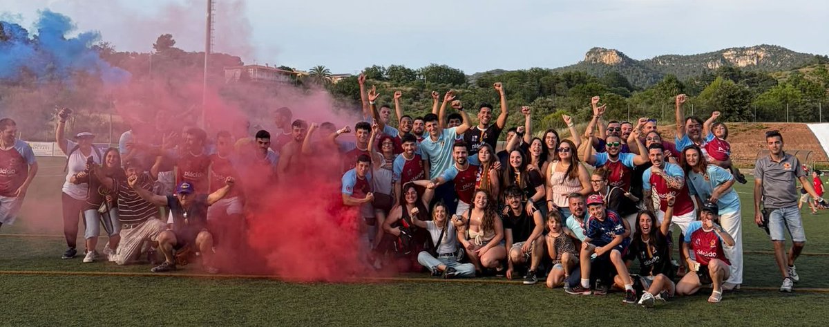 FCTarraco's tweet photo. ❤️🩵Bon dilluns i bona setmana/

⚒️Foto de família: Tarraco és de l'afició.

🫂Agrair el tracte rebut per part del Falset, i deistjar-li sorts i encerts per la temporada vinent.

🔜Cap a la final contra els companys de la UE la Nou de Gaià.

#somhiTarraco https://t.co/7lcIP6inM0