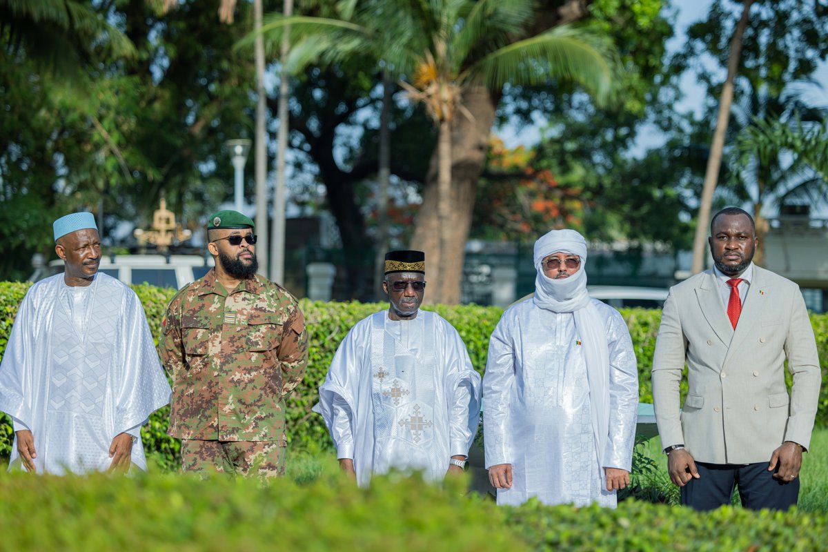 PresidenceMali's tweet photo. Le Président de la Transition, Son Excellence le Général d’Armée Assimi GOÏTA, Chef de l’Etat, a présidé la traditionnelle cérémonie de montée des couleurs, ce lundi 1er juin 2026, au palais de Koulouba. Il était entouré de ses collaborateurs. https://t.co/RXo65bYW7j