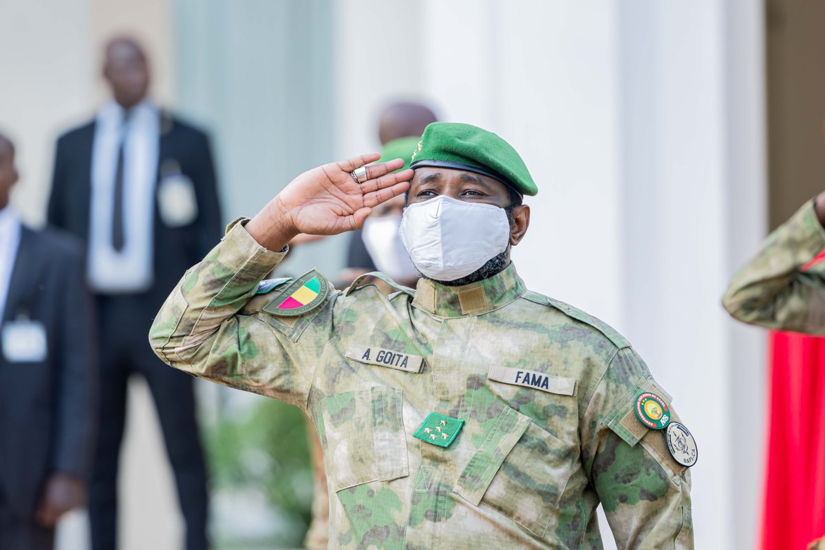 PresidenceMali's tweet photo. Le Président de la Transition, Son Excellence le Général d’Armée Assimi GOÏTA, Chef de l’Etat, a présidé la traditionnelle cérémonie de montée des couleurs, ce lundi 1er juin 2026, au palais de Koulouba. Il était entouré de ses collaborateurs. https://t.co/RXo65bYW7j