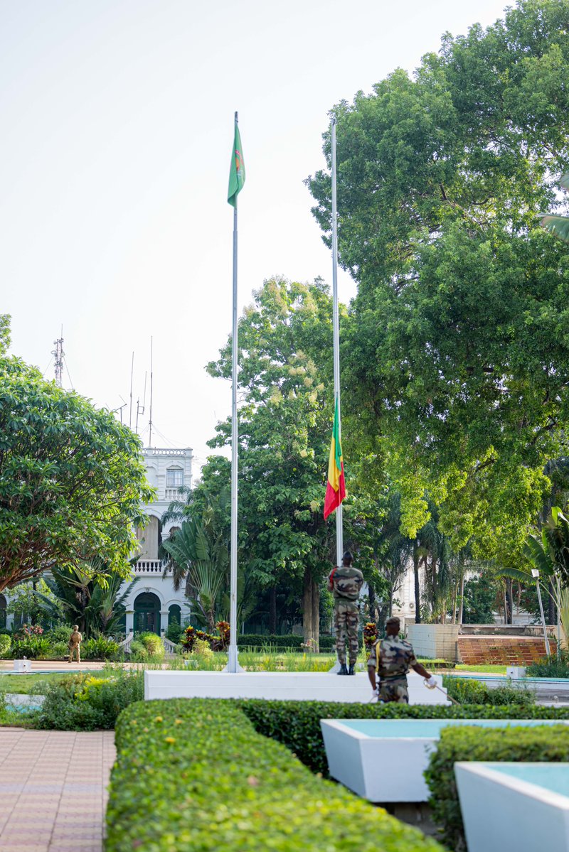 PresidenceMali's tweet photo. Le Président de la Transition, Son Excellence le Général d’Armée Assimi GOÏTA, Chef de l’Etat, a présidé la traditionnelle cérémonie de montée des couleurs, ce lundi 1er juin 2026, au palais de Koulouba. Il était entouré de ses collaborateurs. https://t.co/RXo65bYW7j