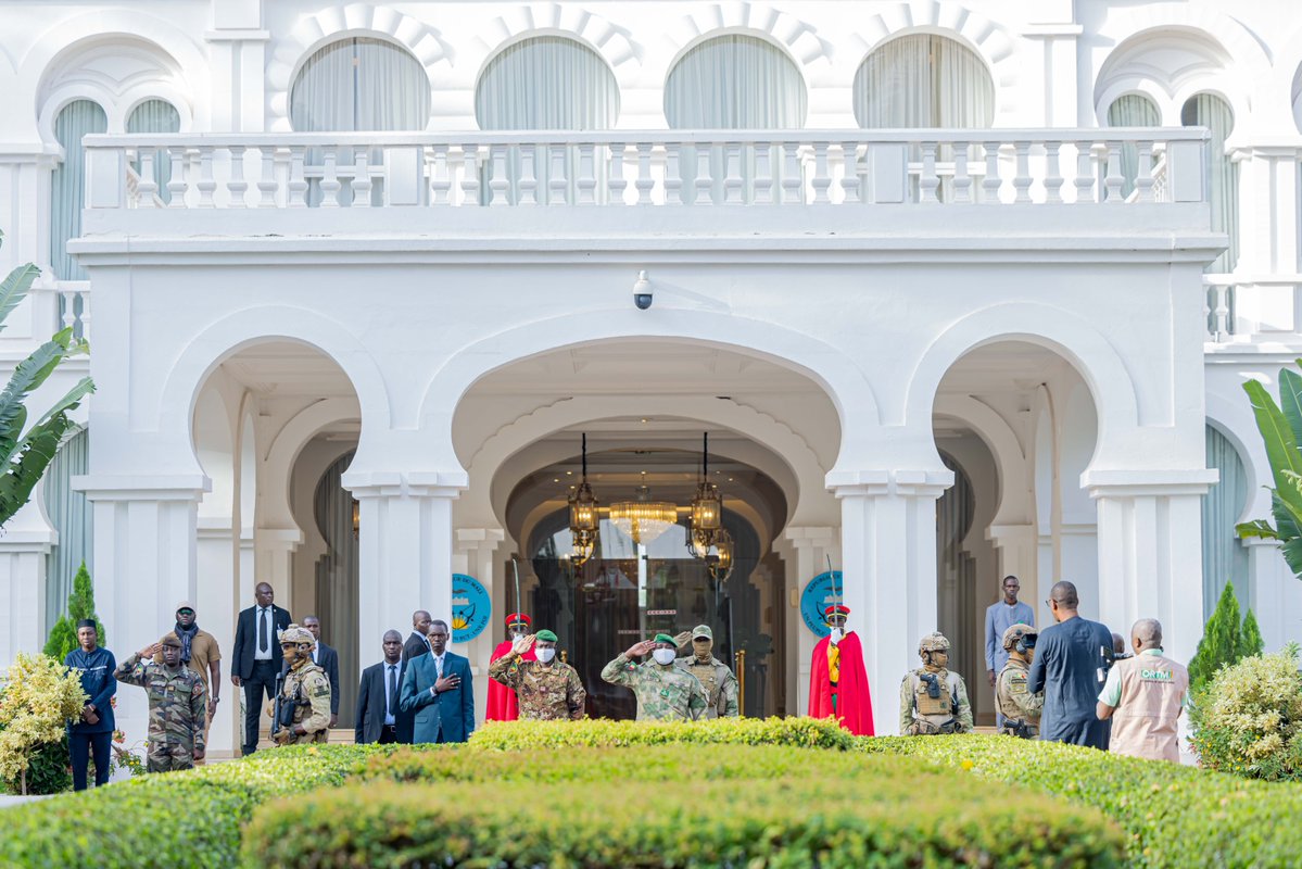 PresidenceMali's tweet photo. Le Président de la Transition, Son Excellence le Général d’Armée Assimi GOÏTA, Chef de l’Etat, a présidé la traditionnelle cérémonie de montée des couleurs, ce lundi 1er juin 2026, au palais de Koulouba. Il était entouré de ses collaborateurs. https://t.co/RXo65bYW7j