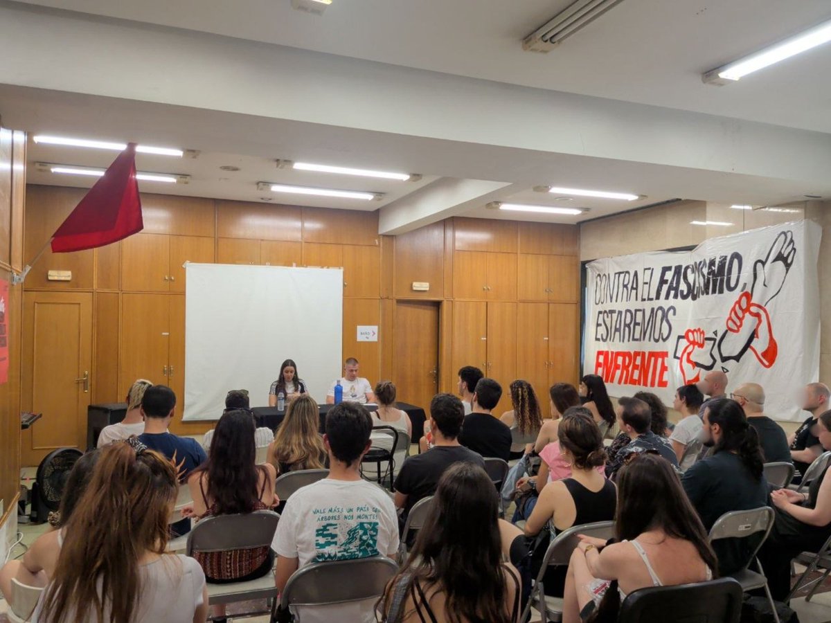 CJS_Burgos's tweet photo. Este sábado se presentó el documental  de @diariosocialista "Cuando surgen los monstruos. Conocer y confrontar el fascismo en el S.XXI".

Un análisis del fascismo actual en Europa a través de militantes antifascistas de varios países. https://t.co/r6kbcOy7N7