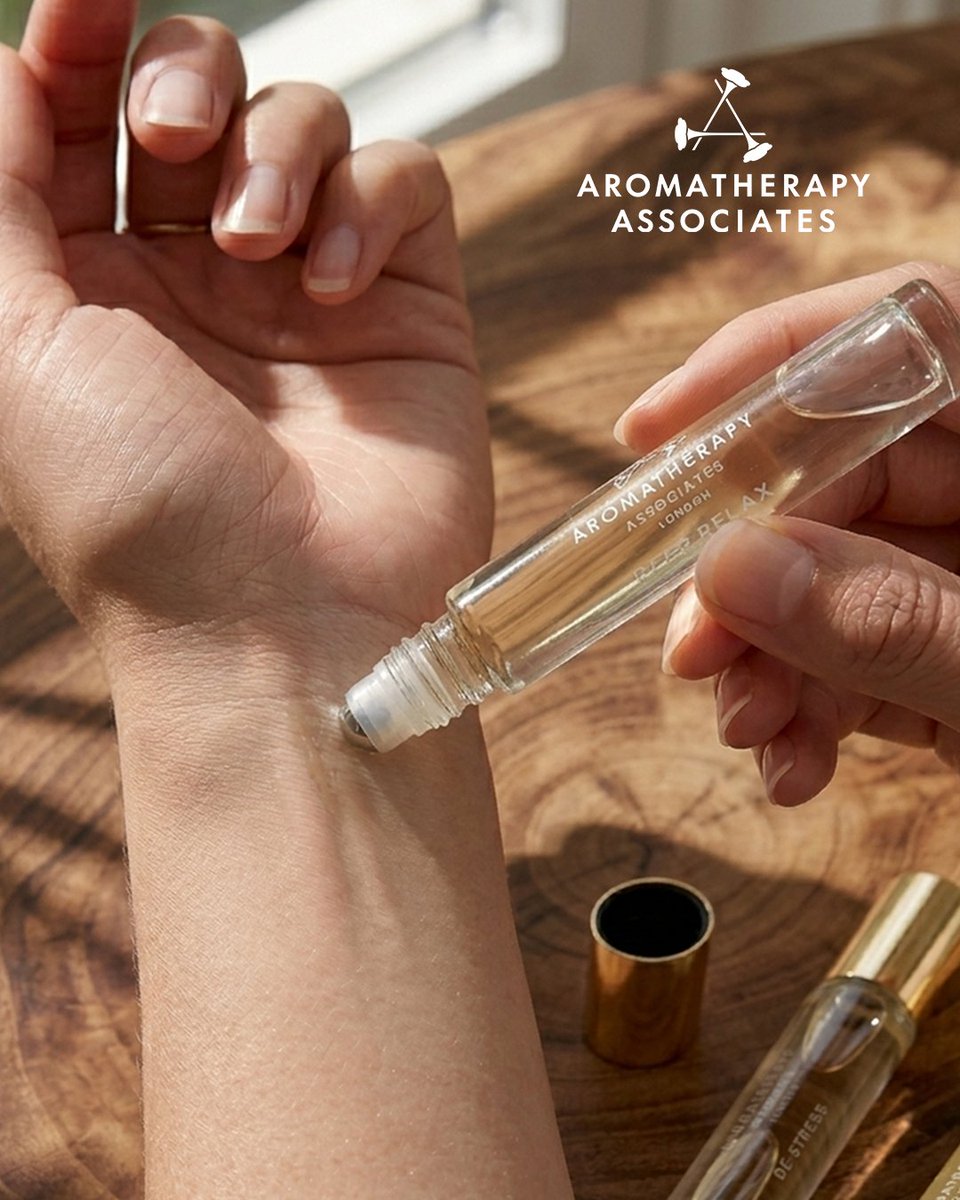 AROMATHERAPY_A's tweet photo. 「少し気分を変えたい時やテンションを上げたい時に」

一日の中でそんな時間におススメのアイテム。

インスタントアロマシリーズなら
すぐに取り出して手首にさっとひとぬり。

エネルギッシュな気分ならモーニングの香り

一呼吸おきたいならマインドの香り

一日の終わりに落ち着きたいなら
ディープリラックスの香りがおススメ。

持ち運びやすいから、オフィスや外出先でも使いやすい。

#aromatherapyassociates
#アロマセラピーアソシエイツ
 #インスタントアロマ 
 #香りのある暮らし #自分をととのえる時間