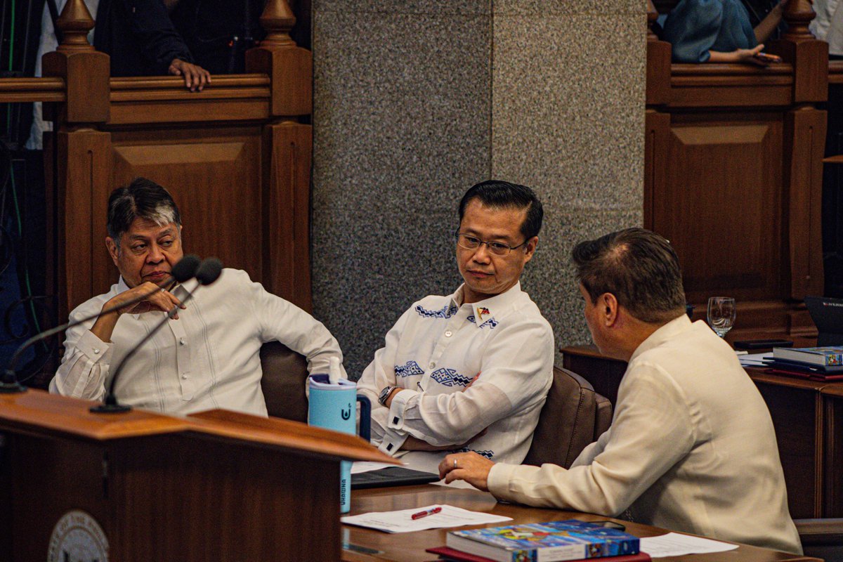 PhilstarNews's tweet photo. WALA PA RING MAJORITY

The Senate plenary session, which was supposed to start at 5 p.m., has yet to begin as only members of the minority bloc are present.

The majority bloc has not yet taken its seats in the chamber as of 5:40 p.m., amid developments involving Sen. Jinggoy Estrada’s arrest and Sen. Ronald “Bato” dela Rosa’s continued absence from public view.

The delay has fueled questions on social media on whether the session will proceed today.

📸 Philstar/Ian Laqui