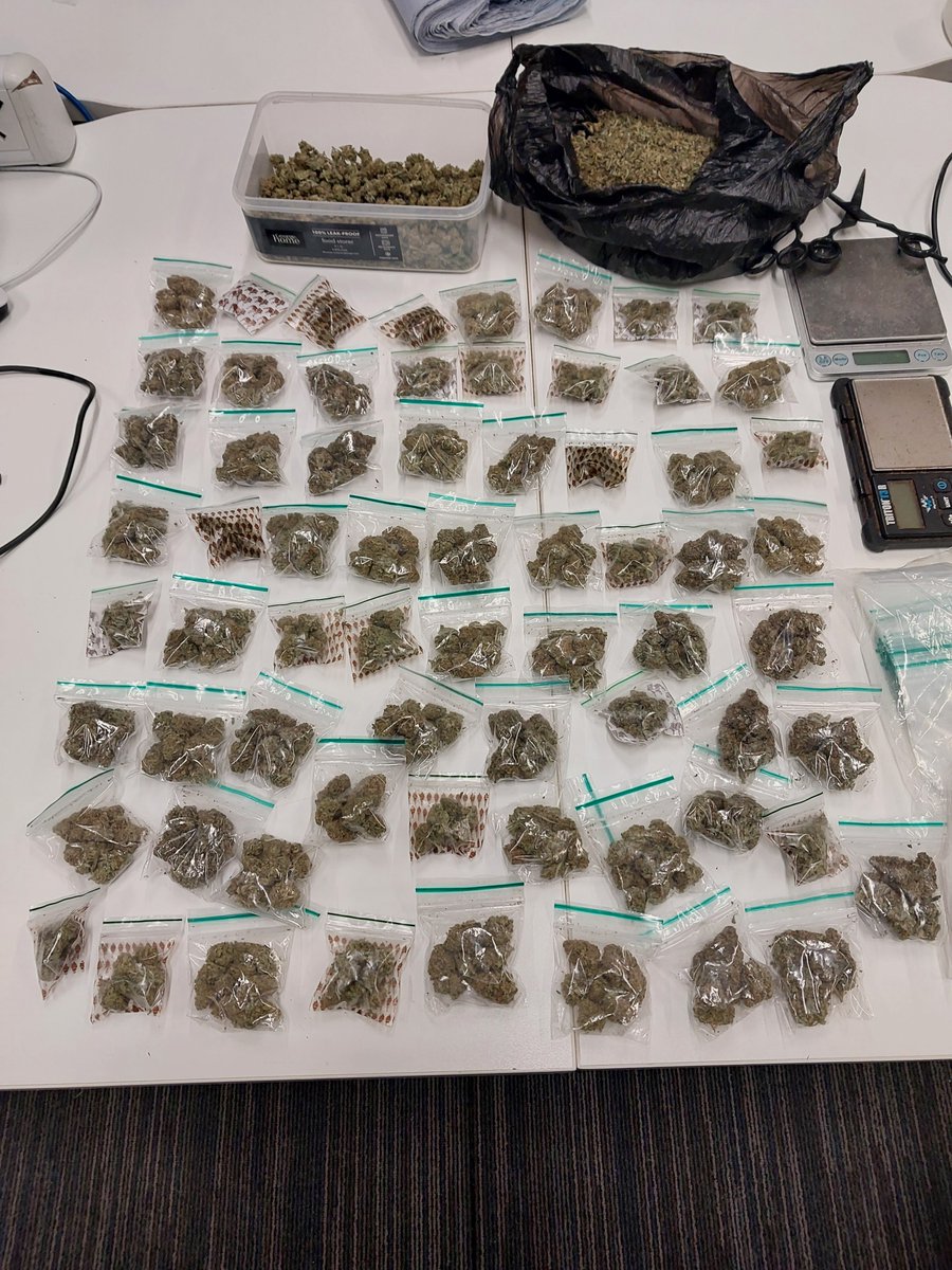 PerryBarrWMP's tweet photo. Neighbourhood officers seized a large amount of drugs on Union Row in Handsworth on the 31st May. We will continue proactive patrols in the area to tackle criminal activity. If you are worried, report via 101 or 999 if there is immediate danger. #NeighbourhoodPolicing https://t.co/vNAX7XnJzB