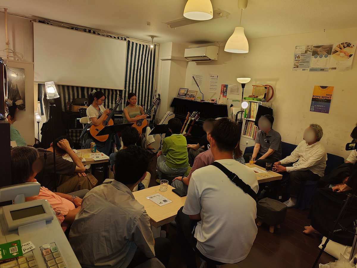 LiveBarBeevamp's tweet photo. 先日行われた
『晴里デュオライブ』は満席となり、大盛況のうちに終了いたしました💐

晴里のお二人、ご来場いただいた皆様
本当にありがとうございました👏

#ビーバンプ #クラシックギター 
#出演者募集 #学生大歓迎 #夜カフェ https://t.co/VL4do1uJy9