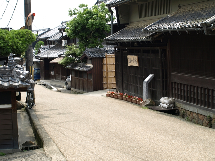 madreamofficial's tweet photo. 🏠住みやすい街・奈良県葛城市🏠

国宝の数は県内4位！豊かな自然と文化財に触れられる街・奈良県葛城市

☀️おすすめの理由☀️
➀車で約40分で大阪市内へアクセス可能
②主要道路沿いに商業施設が揃う
③子育て支援にも力を入れている

🏠家賃相場 賃貸マンション・アパートの目安
1LDK：60,800円
2DK：47,100円
2LDK：65,900円
3LDK：56,800円

新築・分譲一戸建ては
2,000万円台～3,000万円台

中古マンションは
100万円台～1,000万円台

📕葛城市についてや移住支援策についてはこちらの記事で詳しくチェック
https://t.co/4Rfw47q2rC

#マドリーム #奈良県 #移住