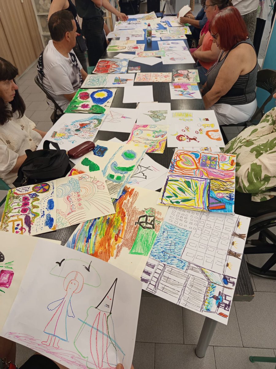 fintras's tweet photo. 🎨🖼️🧑‍🎨De la mano del proyecto europeo Art Out, hemos recibido la visita de Matthias Hofmann, de la galería Art Cru de #Berlín, un espacio de referencia comprometido con la promoción del arte ‘outsider’ y el impulso de procesos creativos inclusivos.

Durante su estancia, compartió una interesantísima experiencia con nuestro equipo y con los usuarios participantes a través de #talleres de creación de #ArteOutsider, que ponen el foco en la #creatividad, la #expresión y las miradas diversas.

Estos encuentros han sido una oportunidad para explorar nuevas formas de creación artística, fomentar la #participación y generar espacios donde el arte actúa como herramienta de expresión, conexión y #transformación social.

Con Art Out, financiado por el programa @EUErasmusPlus de la UE, reivindicamos el valor del #arte como lenguaje universal que amplía oportunidades y da voz a perspectivas únicas que enriquecen nuestra visión del mundo.