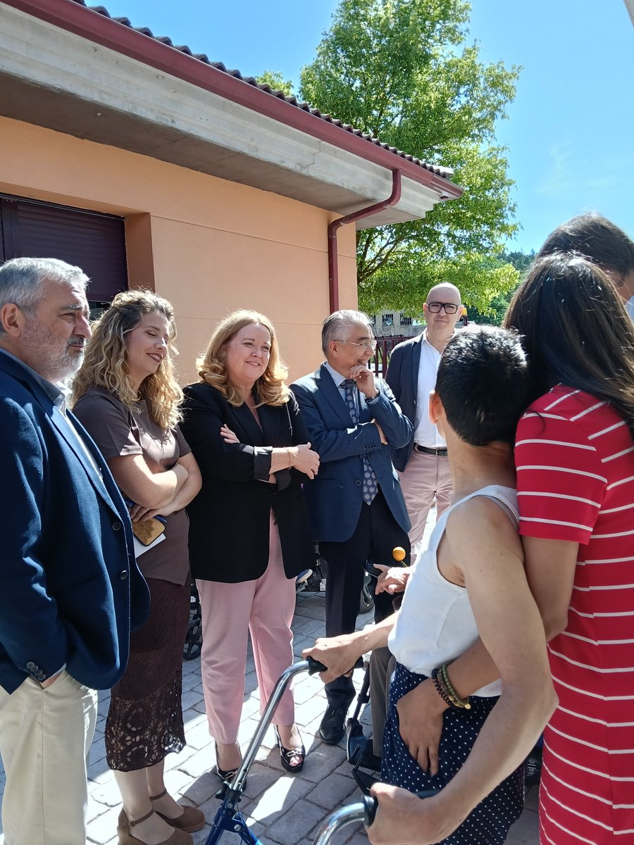 Aytoburgos's tweet photo. Inaugurada la XXV edición del Mercadillo Solidario de APACE. 25 años de compromiso, inclusión y solidaridad que ayudan a financiar programas esenciales para muchas personas y sus familias. Gracias a voluntarios, donantes y colaboradores por hacerlo posible. ¡Acércate y participa! https://t.co/Juwy51Px0w