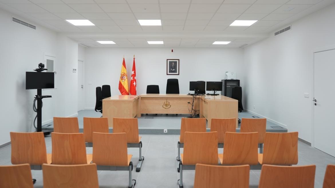 JusticiaCMadrid's tweet photo. ⚖️ ¿Sabías que la @ComunidadMadrid es la primera región de España en implantar la figura del Facilitador Judicial?

🗣️ Una iniciativa que garantiza el acceso a la justicia a personas con discapacidad, un principio básico en todo Estado de derecho. https://t.co/FfF8HtdR6k