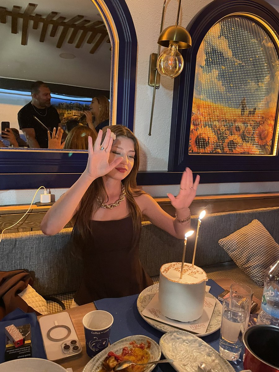 iremmmsyl's tweet photo. Her yaşın bir güzelliği var, en güzel çağımdayım..✨🥂 https://t.co/yBR8DDx7Gj