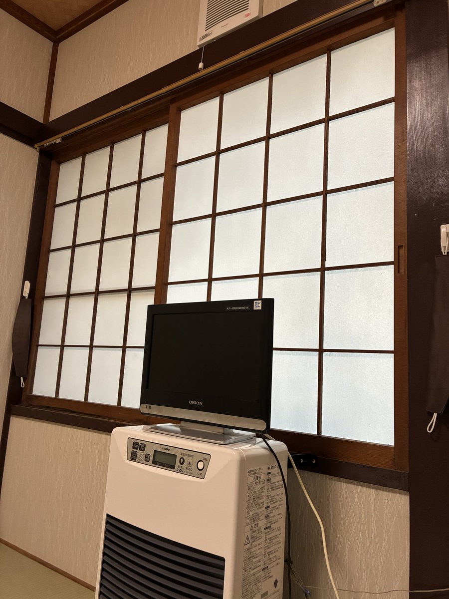 take__TTR's tweet photo. 出張先でカーテンないのが何より1番やばい寝れない https://t.co/458pouOjMN