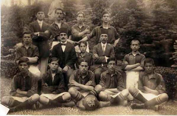 grkn1616's tweet photo. Bursa'da futbol bilinenden çok daha eskiye dayanır 
Bursa Erkek Lisesi Futbol Takımı
Sağ fotoğraf 1900 yılı Sol fotoğraf 1910 yılı 
Daha sonra vatan savunması için cepheye giden öğrencilerden dolayı Bursa Erkek Lisesi 1915 yılında mezun vermemiştir.Şehitlerimizi rahmetle anıyoruz https://t.co/c8oQRvSWXj