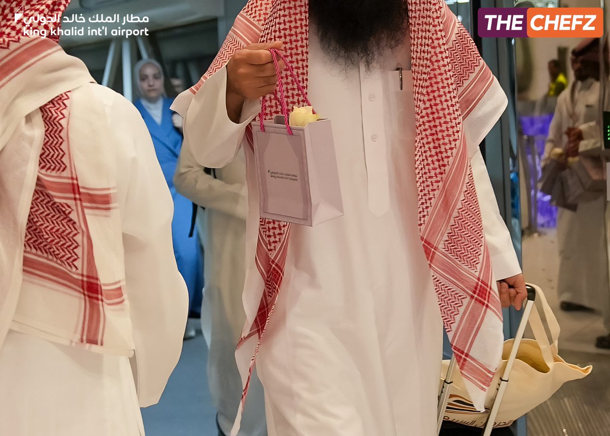 TheChefz's tweet photo. مرحبًا بحجاجنا عدد ما هلّل وكبّر وطاف 🌹

بالتعاون مع مطار الملك خالد الدولي @KKIASA شارك فريق ذا شفز في استقبال الحجاج العائدين إلى الرياض بعد إتمام مناسك الحج، بالورد وكلمات الترحيب احتفاءً بعودتهم سالمين.

حجًا مبرورًا وسعيًا مشكورًا، وعودةً مباركة إلى أهلهم. https://t.co/8xqQiI4Y7d