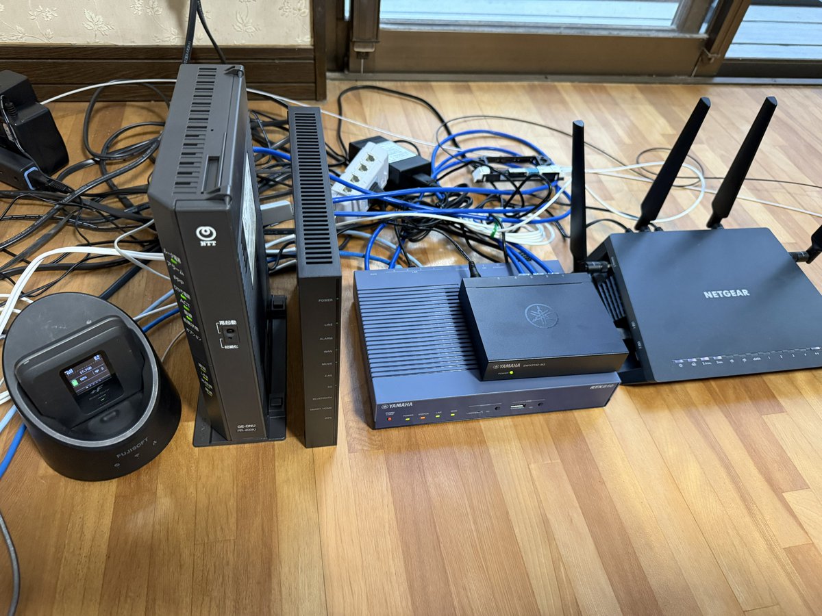 Modbus_RTU's tweet photo. 今日は築40年物件にフレッツ光が開通した🙌💡
電話屋さんが電灯線の引留碍子が外れているのを見つけてくれて、その後東電に直してもらった。
屋根裏換気扇も1台取り付けてみた。
熱気がガンガン排出されるけど、まだまだ足りない感じ。 https://t.co/JpaRcLz3hQ