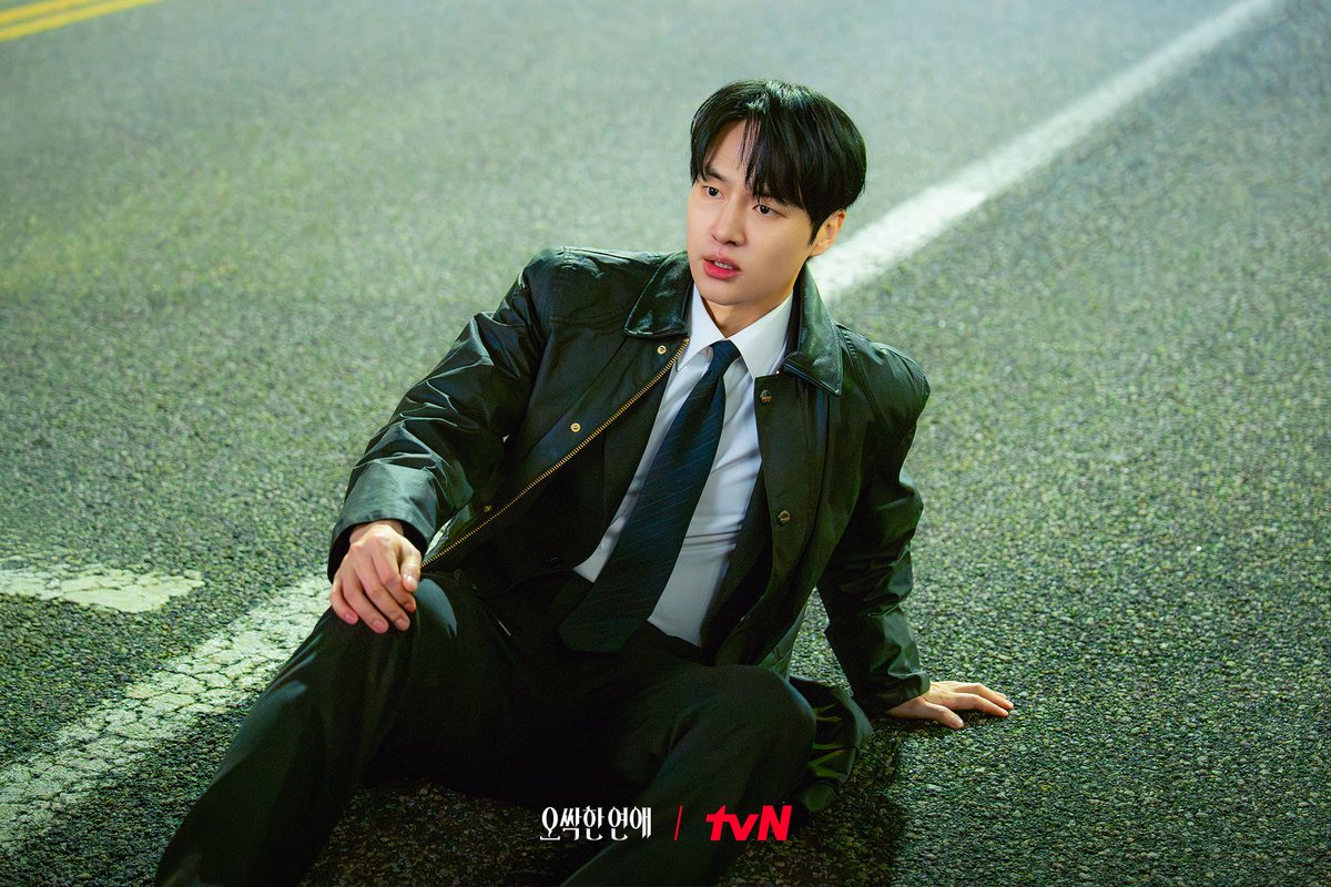 CJnDrama's tweet photo. 범인은 안 무서워도 귀신은 무섭다...!😱
정의감 MAX 서울지검 에이스 검사 마강욱 등장🔥
귀신 보는 그녀와의 운명적 만남, 이 오싹한 로맨스의 끝은?👻💗

좌충우돌 오컬트 로맨스 <오싹한 연애>
7/18 [토] 밤 9:10 첫 방송ㅣtvN

#tvN #오싹한연애 #SpookyinLove
#박은빈 #양세종 #옹성우
#즐거움엔20tvN #스트리밍은TVING