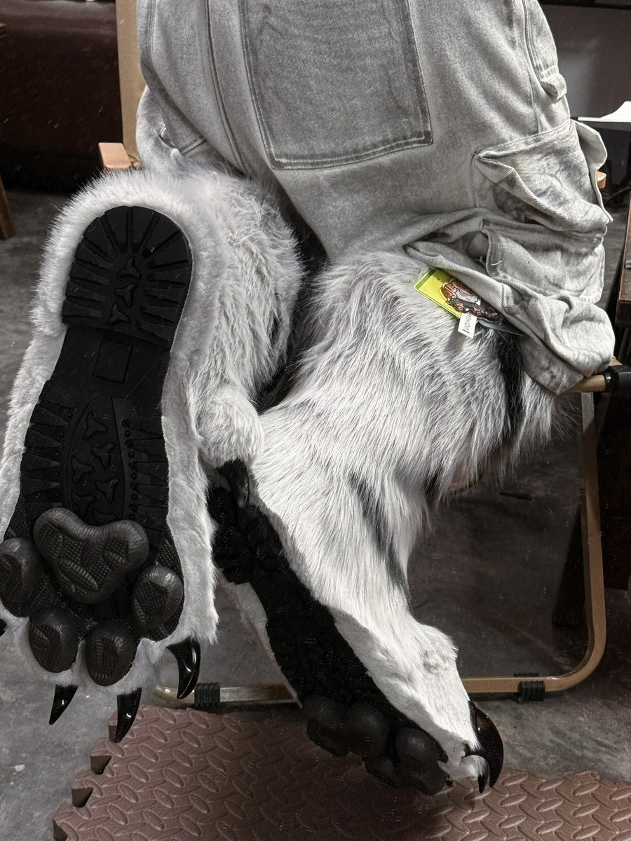 SHAN_JUN_'s tweet photo. 🐯👣

#fursuitforadopt #山君工坊  #realisticfursuit #furryart #handmade #fursuit #fursuitmaker #兽装 #兽装师  #furryartist #furryartwork #furrycommunity #paws https://t.co/X0OqEKtUpR