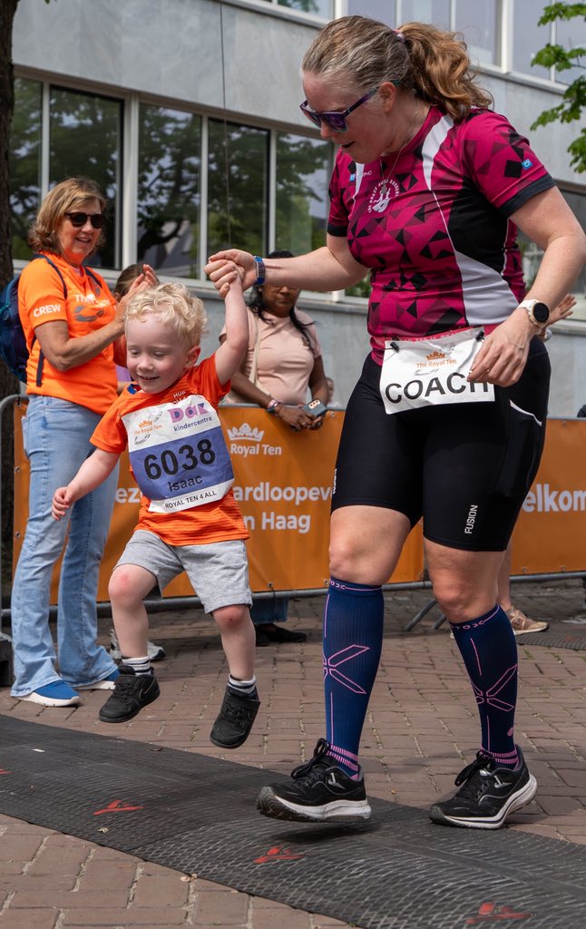 Globeskater's tweet photo. Ooh de finishfoto π₯° met een sprong over de finish. #RoyalTen @loopmaatjes @hardloopvriend https://t.co/UjRpKmhRKQ
