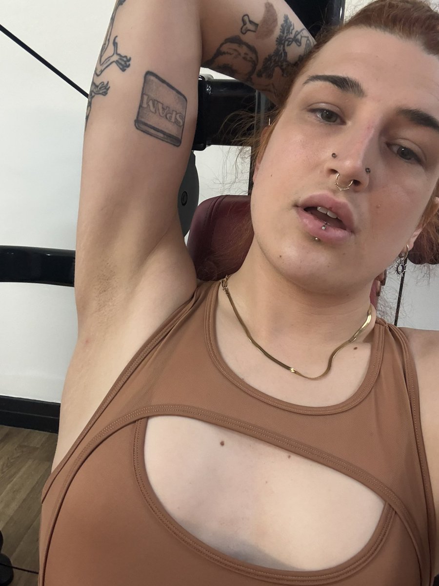 Sket_Jaguar's tweet photo. By popular demand (by which I mean mostly @cistem_offendaa) here’s some more gym pics featuring pits and tits https://t.co/w20jtk57vs