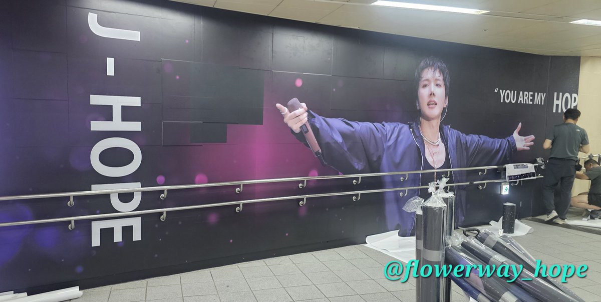flowerway_hope's tweet photo. 🔊 부산 도시철도 3호선 종합운동장역 9번 출구 및 통��� 랩핑 광고 진행 상황에 대해 전해드립니다. 
현재 통로 랩핑이 진행되고 있지만 늦은 시간까지의 작업은 불가능하기에 오늘은 통로까지만 시행한다고 합니다. 
9번 출구 계단은 내일 완료��다고 하니 조금만 기다려주세요🙏
#jhope #제이홉
#BTS_TOUR_BUSAN
#제이홉_조건없는_믿음으로_응원해