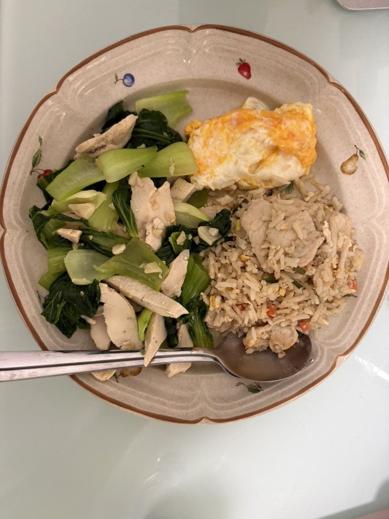___hasu's tweet photo. สมาคมคนกินยางลบ - เมนูล่าสุดวันนี้ 

อกไก่เอาไป brine น้ำเกลือ + ต้มไฟอ่อน slow cook กินสบายๆ https://t.co/RLQFTN1W99
