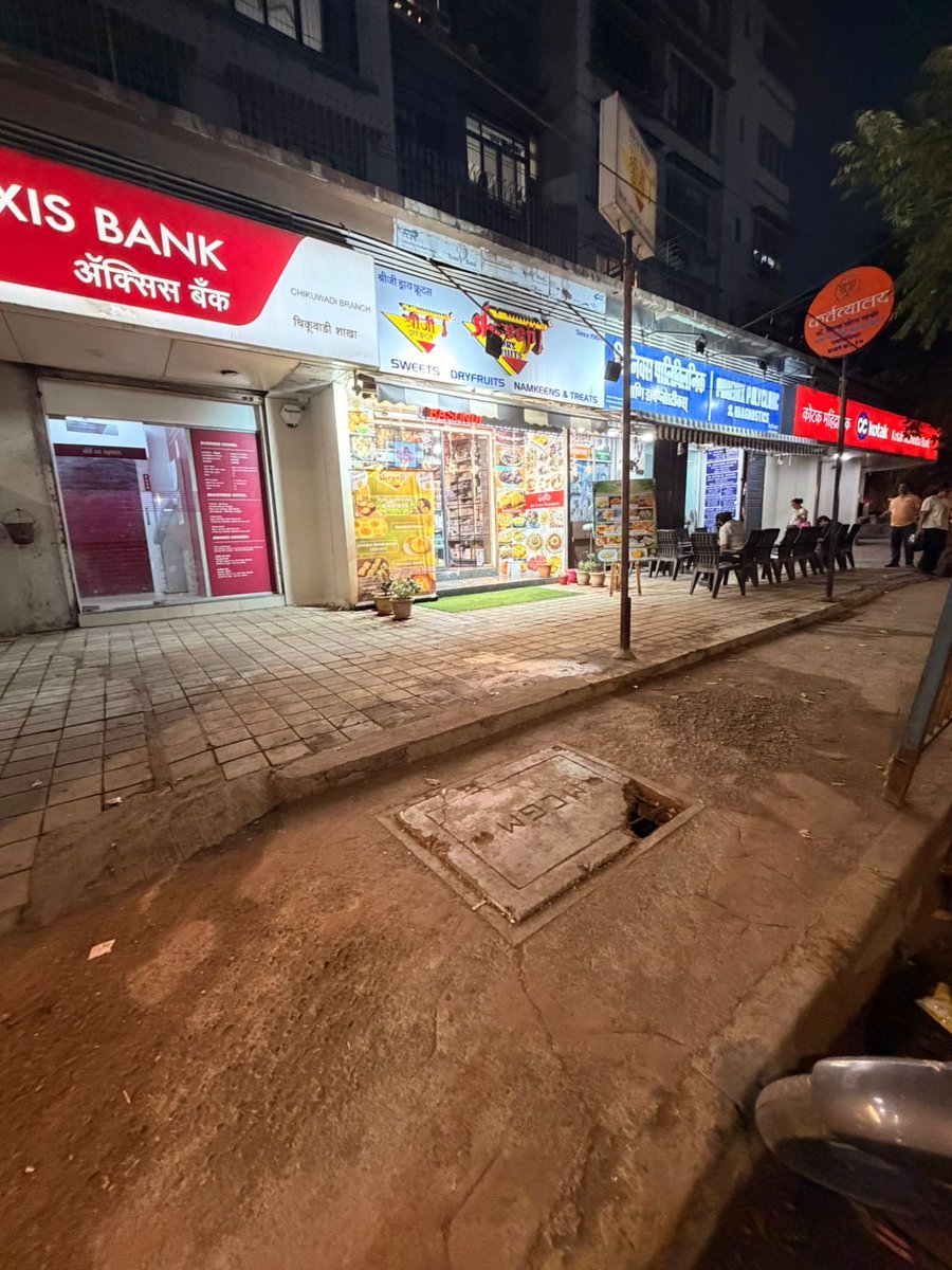 MiSwatiBorkar's tweet photo. बोरिवली पश्चिम-चिकूवाडी येथील एक्सिस बँक च्या बाहेर, फिनिक्स हॉस्पिटल समोर , पद्मा नगर बाहेर फुटपाथवरील चेंबरचे झाकण तुटलेले आहेत. पादचाऱ्यांसाठी अत्यंत धोकादायक स्थिती आहे.
@mybmc @mybmcWardRC कृपया तात्काळ दखल घेऊन सुरक्षित झाकण बसवावे, ही विनंती!
#PedestrianSafety #Ward17 #Borivali #BMC