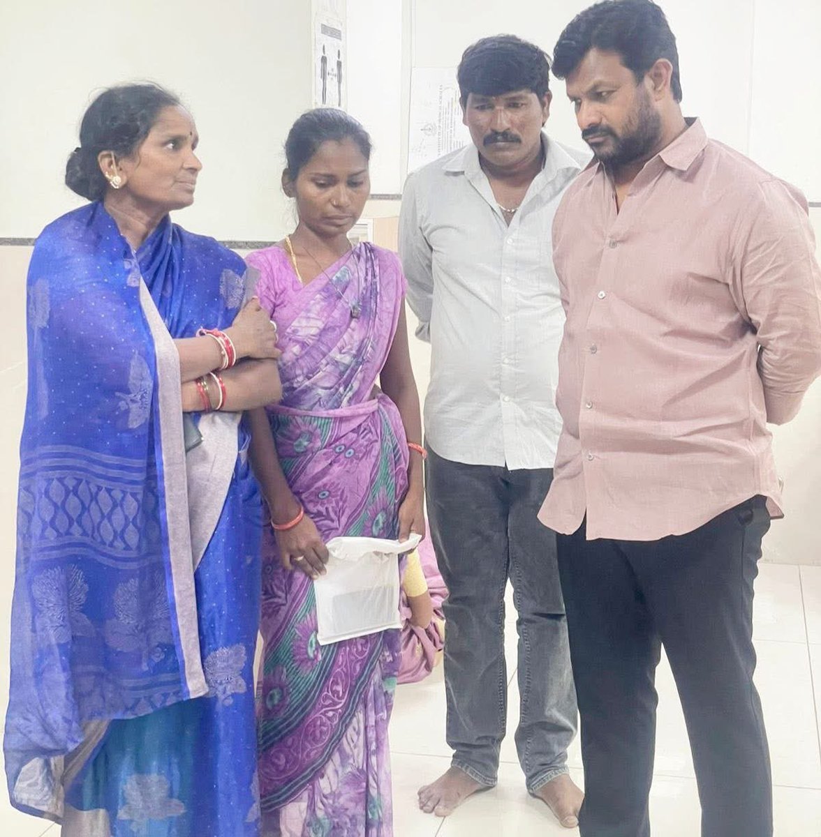JohnsonKTRS's tweet photo. ఖానాపూర్ మండలం తర్లపాడ్ గ్రామానికి చెందిన అల్లేపు శేఖర్ ఇటీవలే రోడ్డు ప్రమాదంలో గాయపడి హైదరాబాద్ లోని నిమ్స్ ఆస్పత్రిలో చిక���త్స పొందుతుండగా ఈరోజు  ఆసుపత్రికి వెళ్లి శేఖర్ ను పరామర్శించి వారి కుటుంబ సభ్యులకు మనోధైర్యం కల్పించి మెరుగైన వైద్య సేవలు అందించాలని వైద్యులను కోరడం జరిగింది…

#Khanapurconstituency 
#brsparty