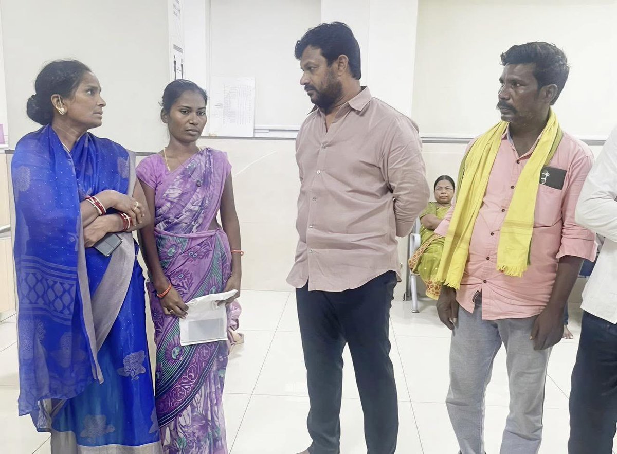 JohnsonKTRS's tweet photo. ఖానాపూర్ మండలం తర్లపాడ్ గ్రామానికి చెందిన అల్లేపు శేఖర్ ఇటీవలే రోడ్డు ప్రమాదంలో గాయపడి హైదరాబాద్ లోని నిమ్స్ ఆస్పత్రిలో చిక���త్స పొందుతుండగా ఈరోజు  ఆసుపత్రికి వెళ్లి శేఖర్ ను పరామర్శించి వారి కుటుంబ సభ్యులకు మనోధైర్యం కల్పించి మెరుగైన వైద్య సేవలు అందించాలని వైద్యులను కోరడం జరిగింది…

#Khanapurconstituency 
#brsparty