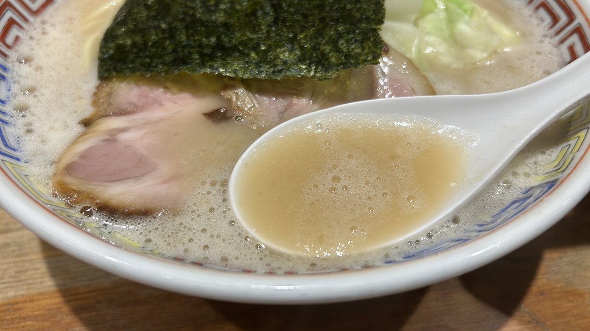 YouTube42657358's tweet photo. 渡なべのすっごいよ豚骨
とろみのある豚骨スープ
真っ白で甘みのある味わいに鶏ポタを彷彿とさせる舌触り
嫌味のない濃厚豚骨に合わせる麺は太め
大胆な芯残しの茹で加減に家系文脈を想起するも
解釈し切れぬカテゴライズ不可な一杯
おもろ過ぎるだろ何なんだこの豚骨ラーメンは

#渡なべ
#渡辺樹庵 https://t.co/vRAaj9GnME