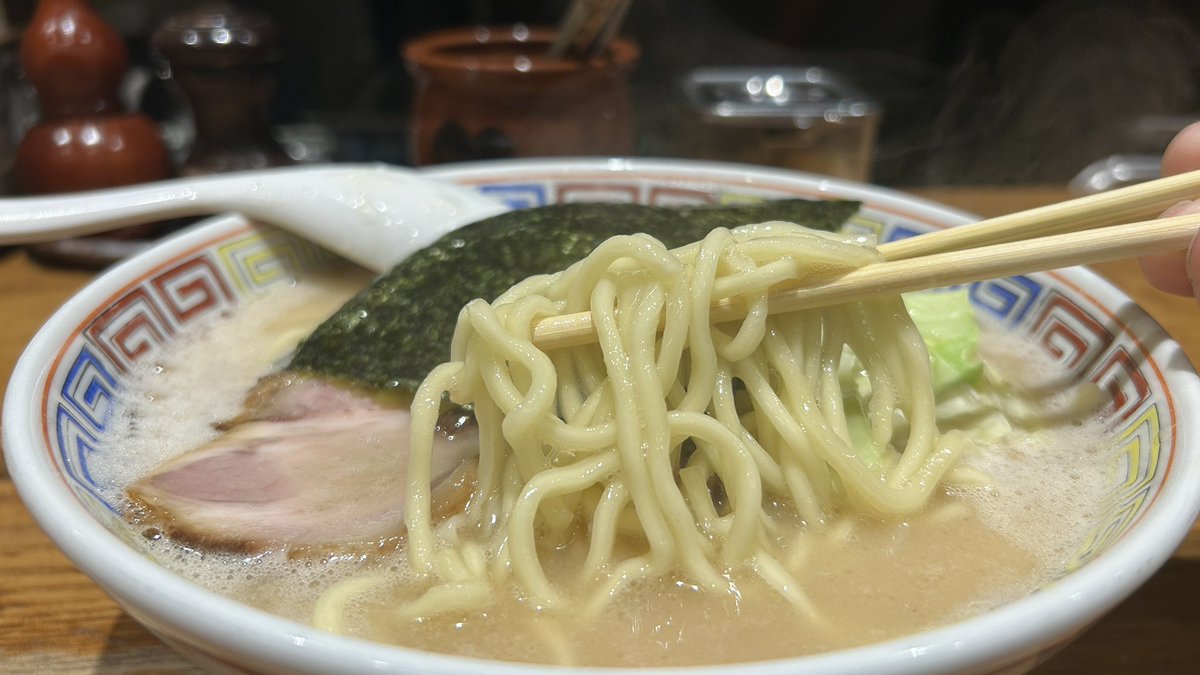 YouTube42657358's tweet photo. 渡なべのすっごいよ豚骨
とろみのある豚骨スープ
真っ白で甘みのある味わいに鶏ポタを彷彿とさせる舌触り
嫌味のない濃厚豚骨に合わせる麺は太め
大胆な芯残しの茹で加減に家系文脈を想起するも
解釈し切れぬカテゴライズ不可な一杯
おもろ過ぎるだろ何なんだこの豚骨ラーメンは

#渡なべ
#渡辺樹庵 https://t.co/vRAaj9GnME