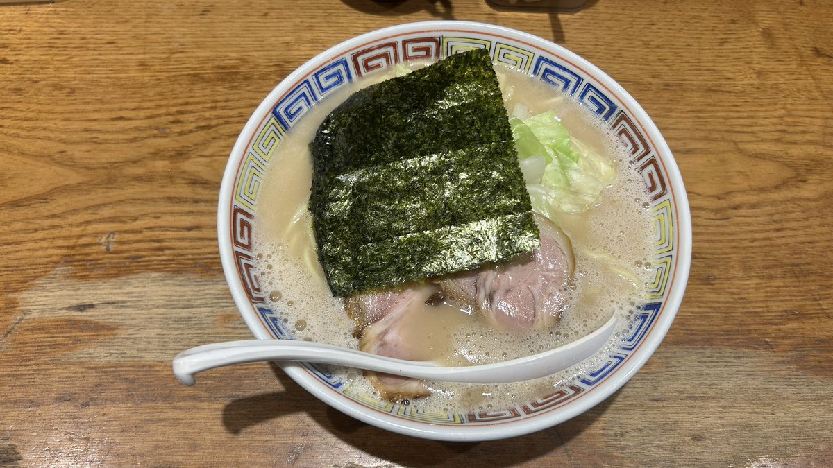 YouTube42657358's tweet photo. 渡なべのすっごいよ豚骨
とろみのある豚骨スープ
真っ白で甘みのある味わいに鶏ポタを彷彿とさせる舌触り
嫌味のない濃厚豚骨に合わせる麺は太め
大胆な芯残しの茹で加減に家系文脈を想起するも
解釈し切れぬカテゴライズ不可な一杯
おもろ過ぎるだろ何なんだこの豚骨ラーメンは

#渡なべ
#渡辺樹庵 https://t.co/vRAaj9GnME
