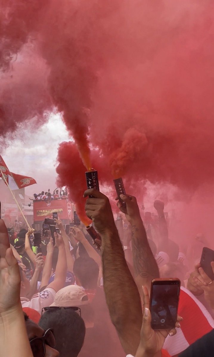 itEverythingAFC's tweet photo. My favorite picture that I took from the Arsenal parade, new wallpaper secured #arsenal https://t.co/jaJCZYwpQC