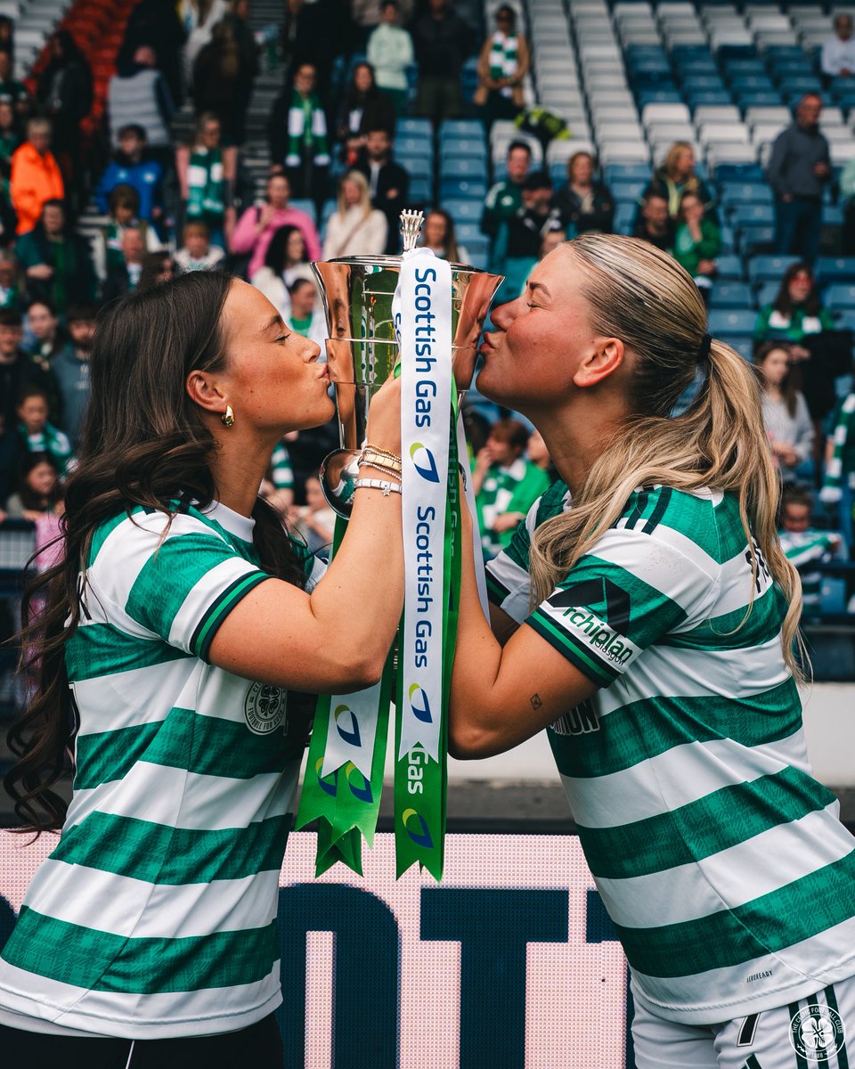 CelticFCWomen's tweet photo. 😘🏆

#CelticFC🍀 https://t.co/X5OACEluw6