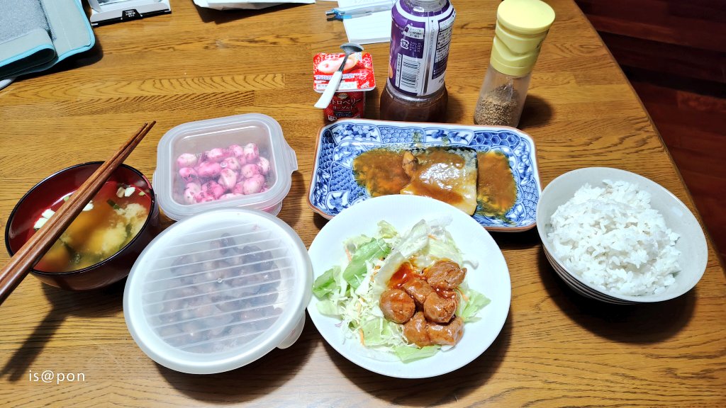 isa4408's tweet photo. 晩御飯ﾅﾘ
鯖の味噌煮とミートボール温めた
ちょっと多いかも
ではいただきまふ https://t.co/Abkl3C3m5y