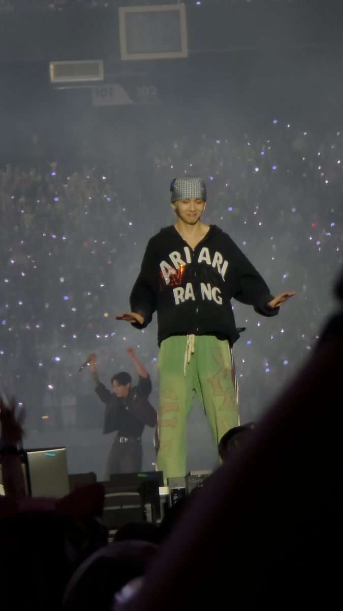 paxtannies2026's tweet photo. Taehyung  : 💜❤️😁😁🎀🧸🌸❤️🩷💜
Jungkook  in the back :  🤣🤪😜🤗🙆‍♀️🕺🏽 https://t.co/R5O7QsDzrw