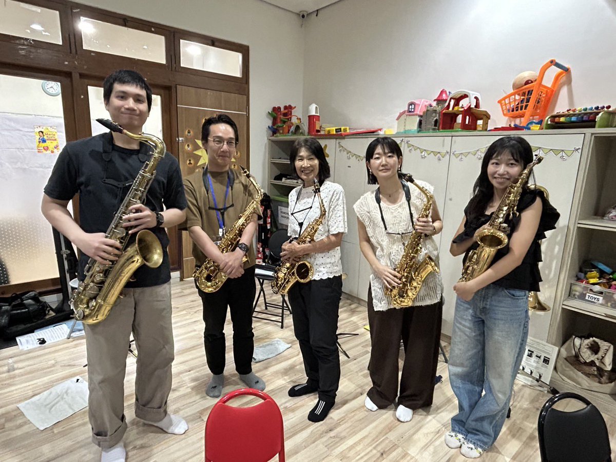 otjj_jp's tweet photo. パート紹介♪
サックスパートのメンバーです！
経験者も初心者みなさん楽しく活動しています！ジャカルタにはヤマハがあり、レッスンを受けながら活動しているメンバーもいます！
#otjj https://t.co/F4pzITbNPg