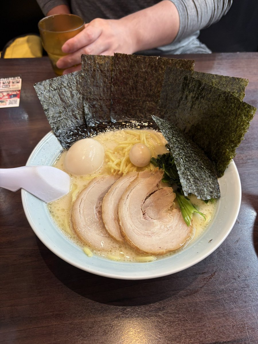 at1009's tweet photo. ずっと妻と子供と穏やかな生活をしてますがたまに伊達さんに夜中のラーメンに連れてって貰ってます。
車は私が出します。
凛さんも居るので大抵めんどくさい話をします。
自分がいかにめんどくさい人間か再確認します。
毒を補給する時間も必要なんだな。
良い時間でした。 https://t.co/1JLvXJwYjH