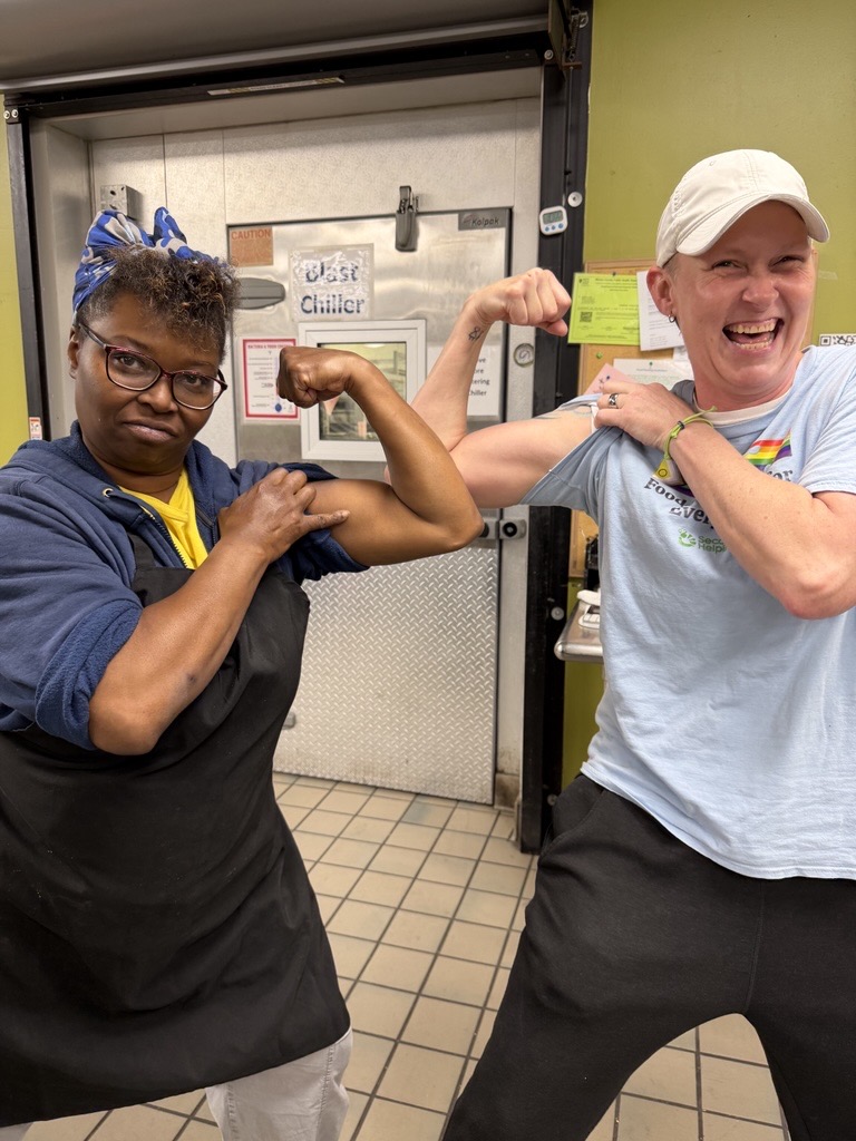 SecondHelpings's tweet photo. Introducing the Tilt Skillet Gun Show. 💪😄
Hunger Relief Chefs Chessie and Maggie stir hundreds of pounds of ingredients daily in our industrial tilt skillets — feeding thousands of Central Indiana neighbors in the process.
The muscles are a bonus.  
#HungerRelief #Indianapolis https://t.co/Tgj5vs4s17