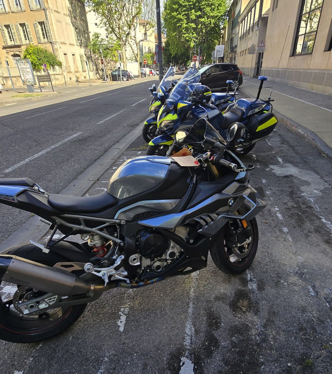 Gendarmerie's tweet photo. #CartonRouge 🏍️ 204 km/h sur une route à 90 et refus d'obtempérer. Il pensait peut-être s'en sortir.
L'EDCF de la @Gendarmerie_084 en a décidé autrement.
Plusieurs semaines d'enquête plus tard, le conducteur est identifié et localisé.
➡️ Permis annulé 🪪
➡️ Moto confisquée ❌ https://t.co/DYY4m4mwNO