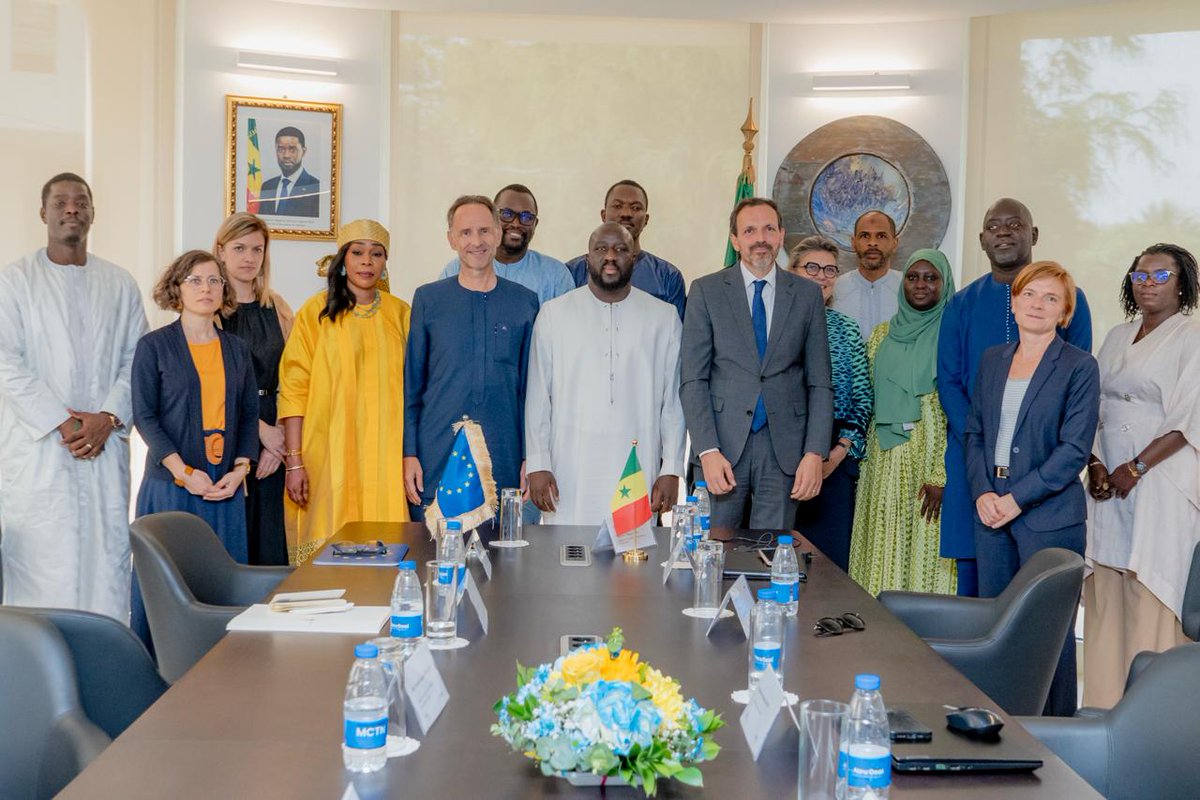 SN_Numerique's tweet photo. Nous avons eu l’honneur de prendre part à une rencontre de haut niveau aux côtés de Monsieur Alioune SALL, Ministre de la Communication, des Télécommunications et du Numérique, de Monsieur ISIDORE DIOUF, Directeur Général de Sénégal Numérique S.A.
1/3
​#SenegalNumerique https://t.co/SGX3dp6DS1