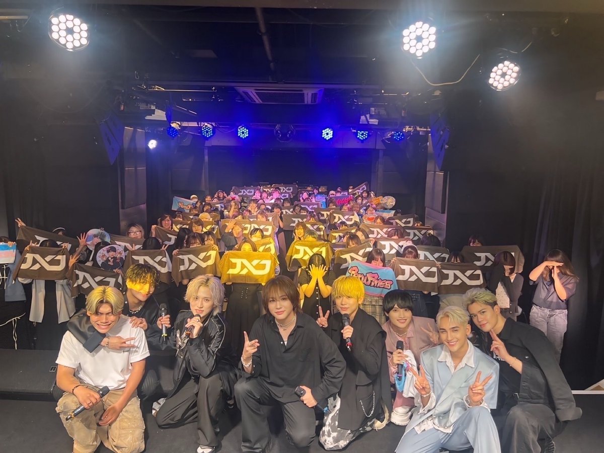 JXJ_official's tweet photo. ╭━━━━━━━━━━╮
　ONE X ONE静岡公演！
╰━ｖ━━━━━━━━╯
静岡を皮切りに始まる対バンツアー！
初日公演が無事終了いたしました👏
ゲストのPeruPinesさん、やがみさん最高のステージをありがとうございます🎤
次のツアー会場は6/14名古屋！
皆様のご来場お待ちしております✨️
#JXJ https://t.co/VmaTBAY3aF