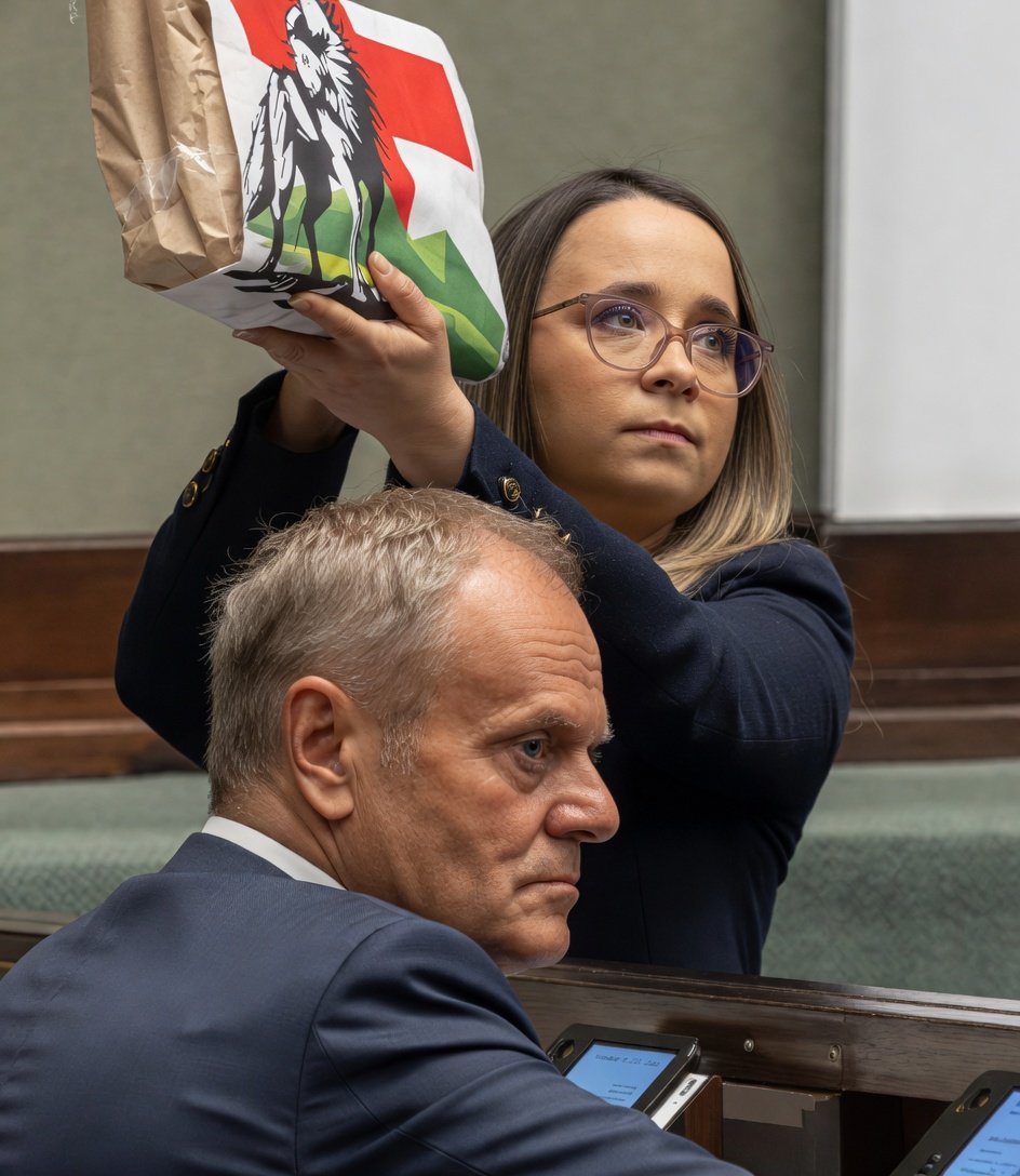 PatriociRAZEM's tweet photo. 🇵🇱 Nieważne, czy uważasz się za prawicowca, centrystę czy lewicowca. Głosuj na tych, którzy stają po stronie zwykłych Polaków - Razem. https://t.co/6VK8RHOnyr