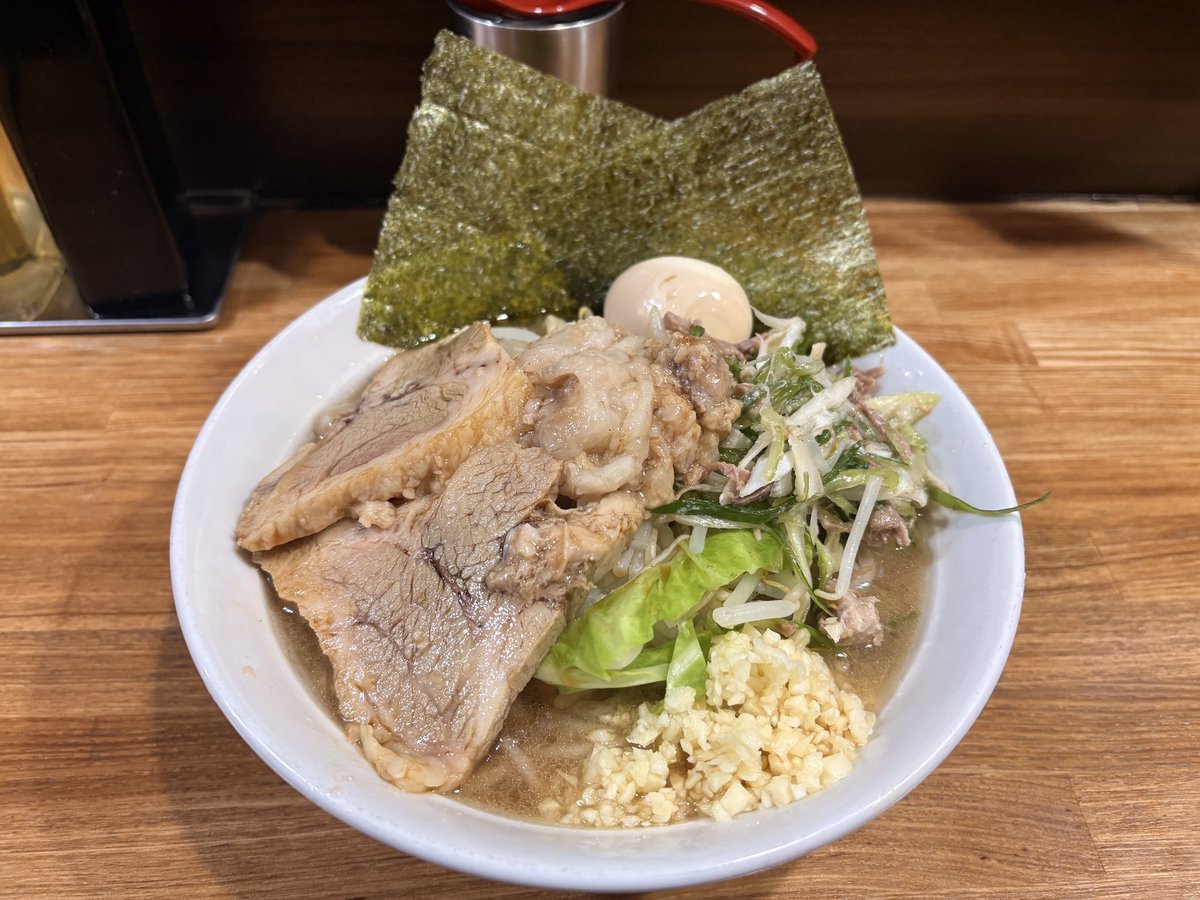 hanzo5569's tweet photo. @buta_totsuka 
今日は公式訪問🐷
4周年限定豚ラーメン
珍しくニンニク入れたから大将にニンニクの心配をしてもらったw
今日も美味しかったです🍜
ごちそうさまでした♪
大御所達とも再会できて嬉しかったです✨
#豚仙人戸塚店 https://t.co/HTtZcrpY0J