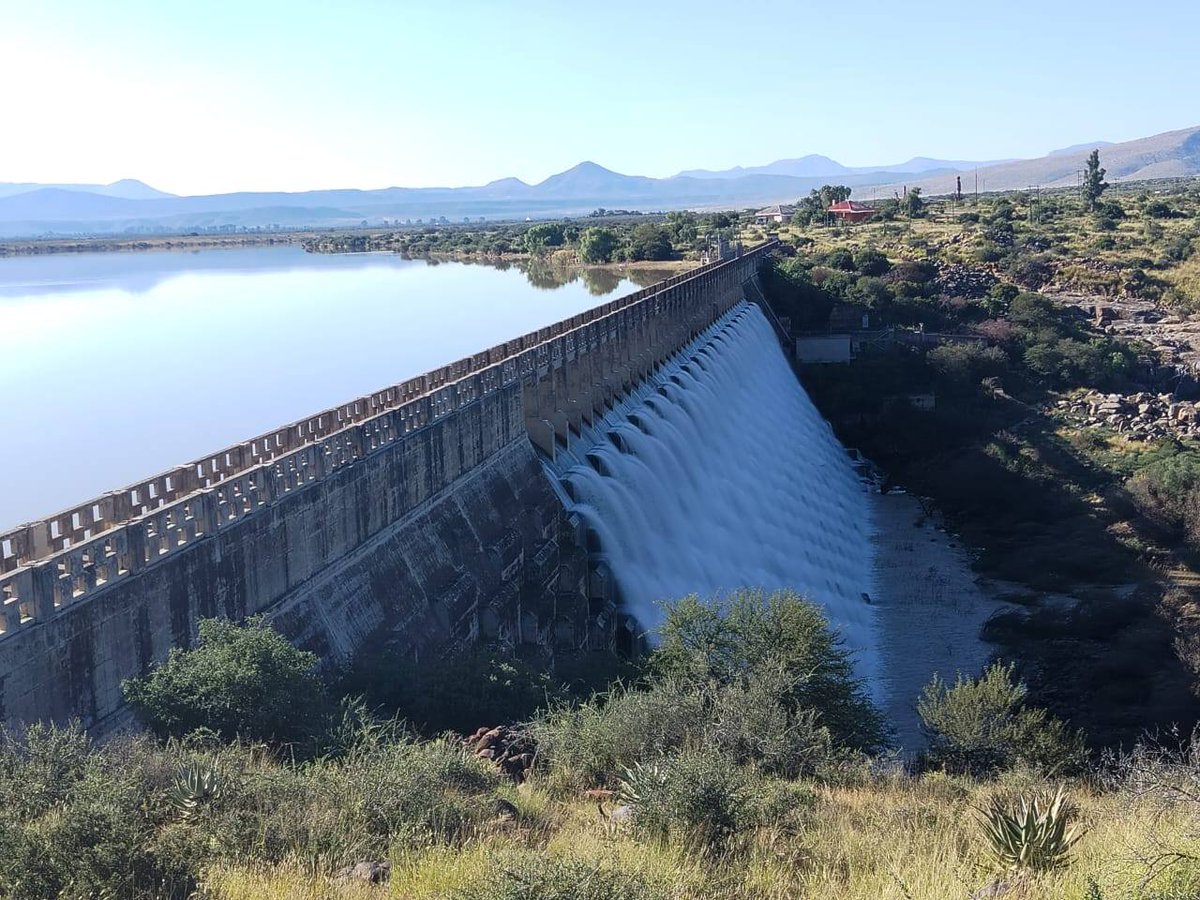 SANParksCNP's tweet photo. Either side of the Nqweba Dam wall in #CamdebooNationalPark - filled to capacity! #LiveYourWild @SANParks https://t.co/JRMBrTMiu0